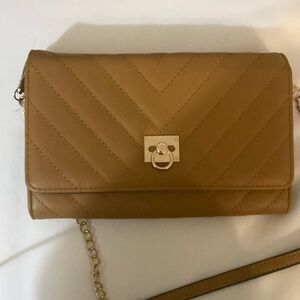 Charming yellow gold clutch